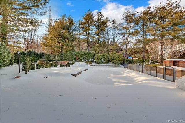 15 Pironi Court, Woodbury, NY 11797