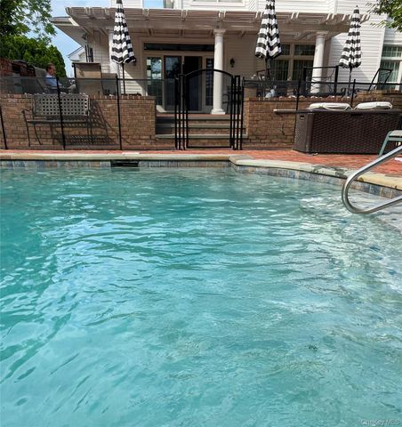 15 Pironi Court, Woodbury, NY 11797