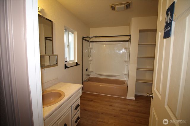 31 E Mox Chehalis Road, Mccleary, WA 98557