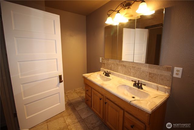 31 E Mox Chehalis Road, Mccleary, WA 98557