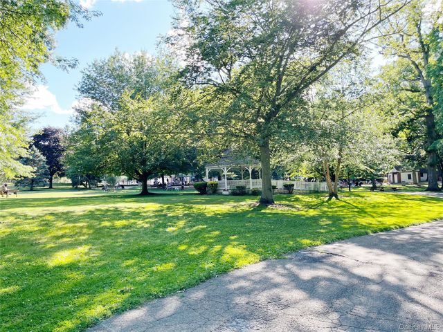 10 Canterbury Road 1B, Great Neck, NY 11021