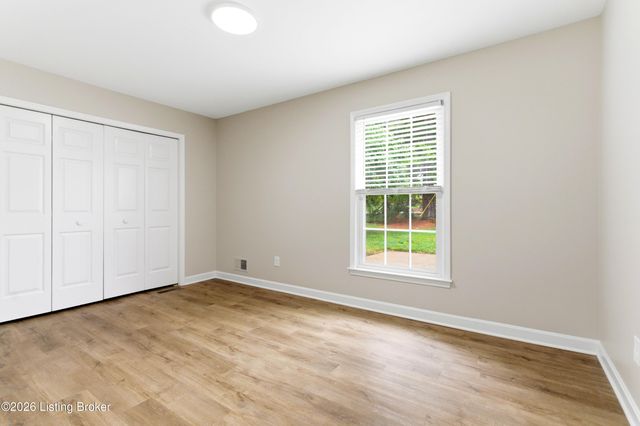 824 N Pope Lick Rd, Louisville, KY 40243