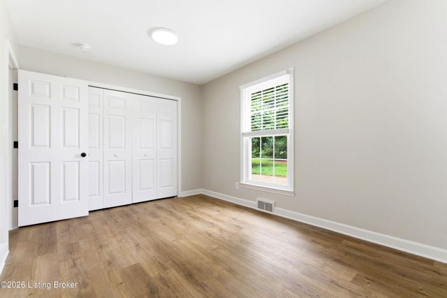 824 N Pope Lick Rd, Louisville, KY 40243
