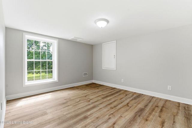 824 N Pope Lick Rd, Louisville, KY 40243