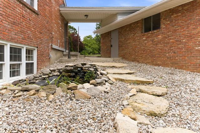 824 N Pope Lick Rd, Louisville, KY 40243