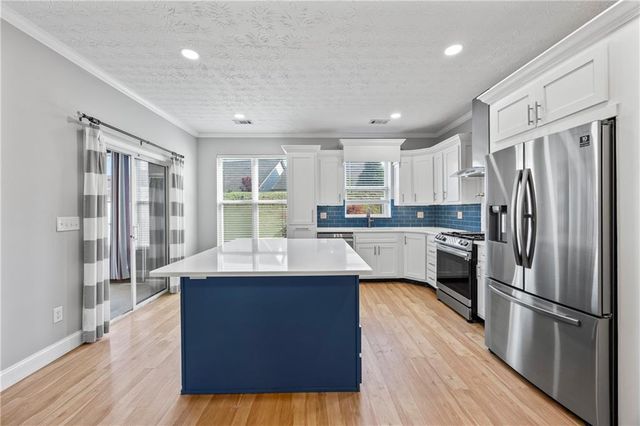 6616 Splashwater Drive, Flowery Branch, GA 30542