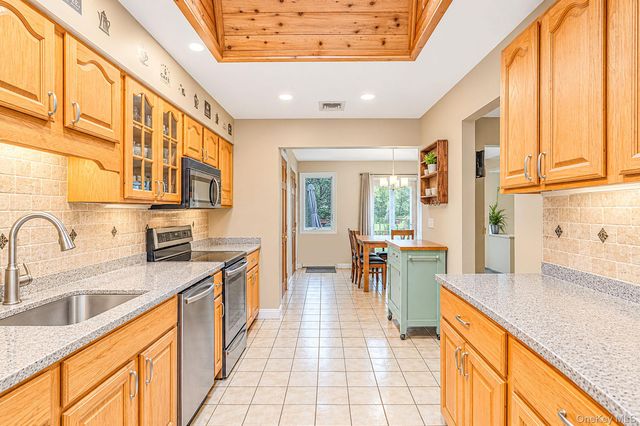 3 Putter Lane, Middle Island, NY 11953