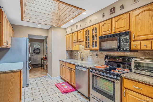 3 Putter Lane, Middle Island, NY 11953