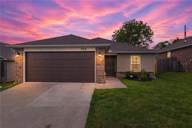 733 S Jaybird Lane, Fayetteville, AR 72701