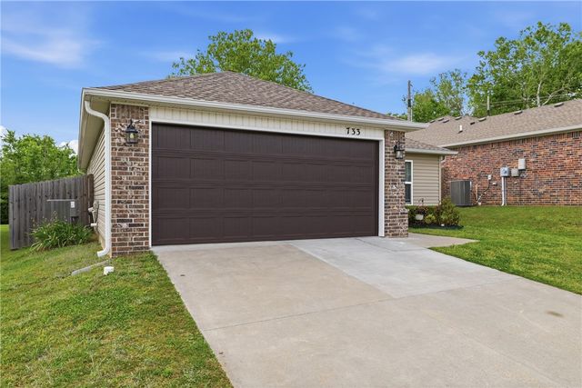 733 S Jaybird Lane, Fayetteville, AR 72701