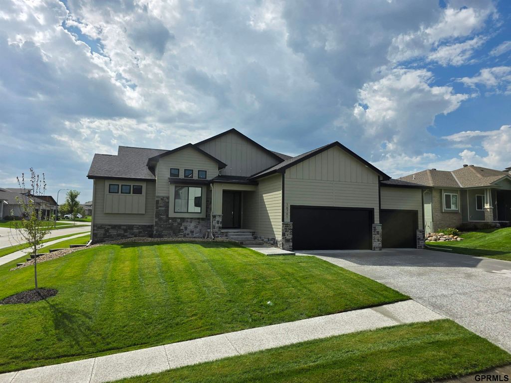 16701 Sheffield Street, Bennington, NE 68007