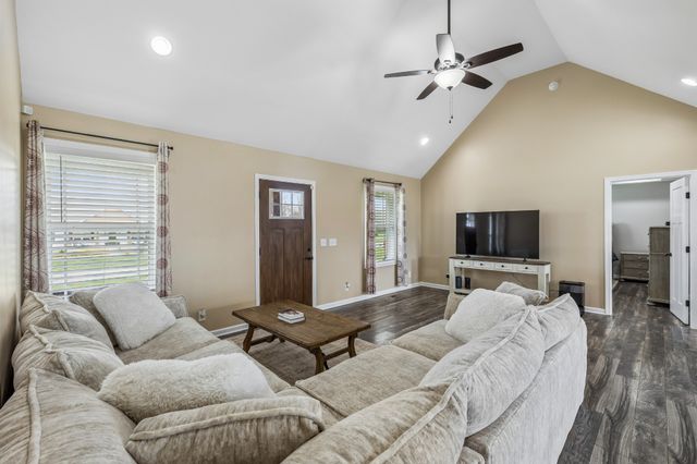 407 Richland Farms Dr, Manchester, TN 37355