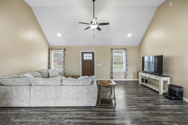 407 Richland Farms Dr, Manchester, TN 37355