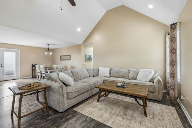 407 Richland Farms Dr, Manchester, TN 37355