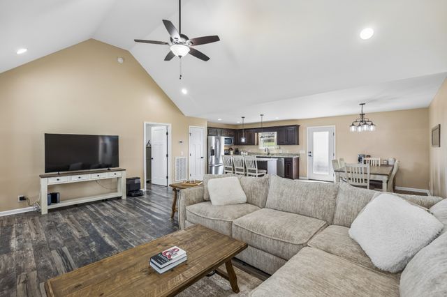 407 Richland Farms Dr, Manchester, TN 37355