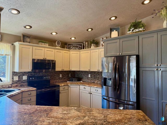 1516 Deerfield Ln Lane, Mitchell, SD 57301