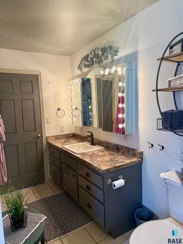 1516 Deerfield Ln Lane, Mitchell, SD 57301