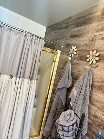 1516 Deerfield Ln Lane, Mitchell, SD 57301