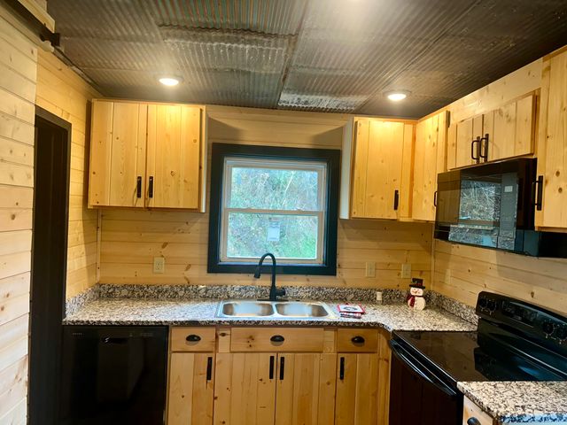 409 Freeman Branch Road, East Bernstadt, KY 40729