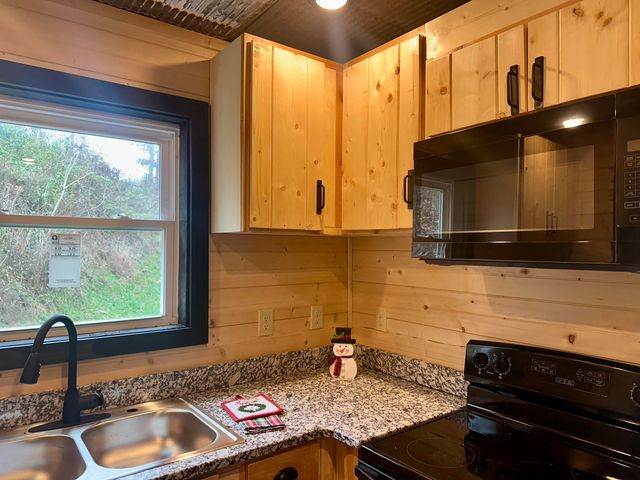 409 Freeman Branch Road, East Bernstadt, KY 40729