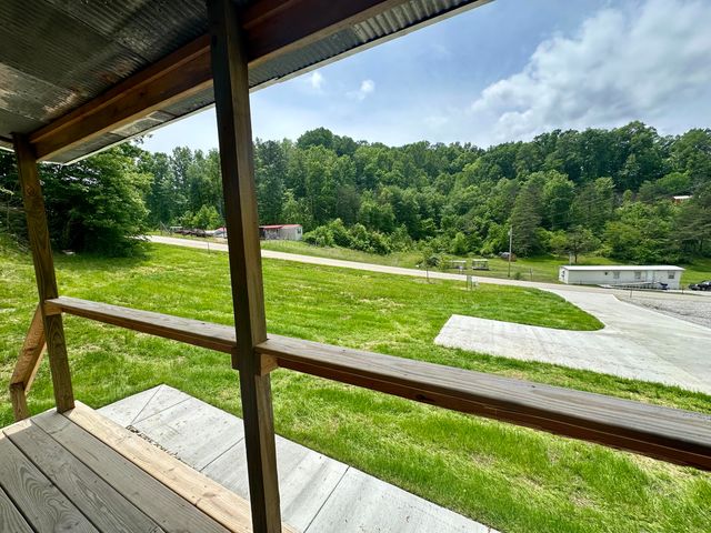 409 Freeman Branch Road, East Bernstadt, KY 40729