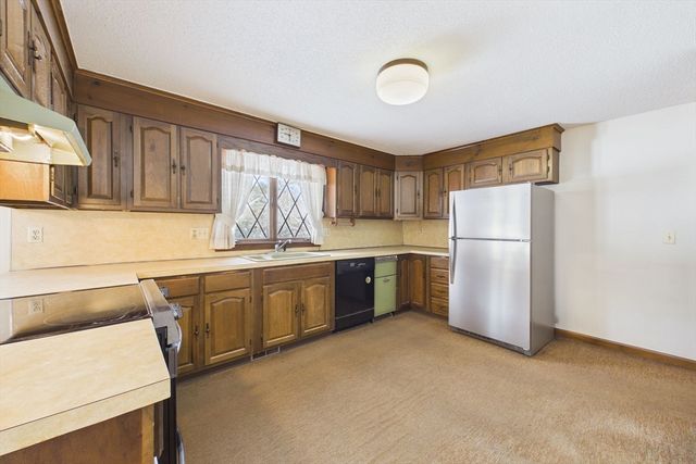 16 Sesame Dr, Chicopee, MA 01020