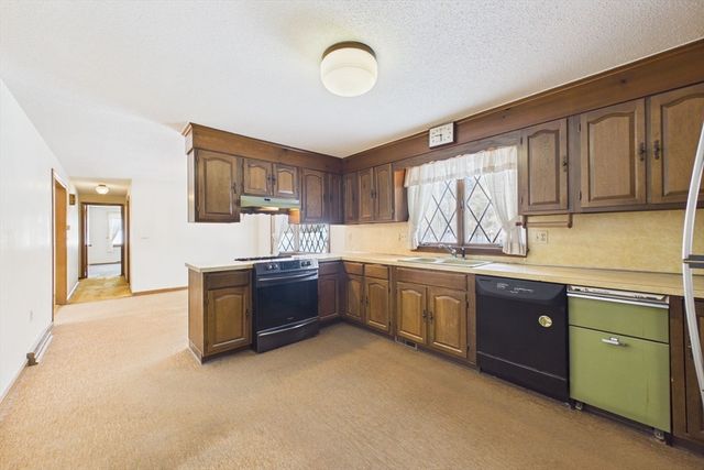 16 Sesame Dr, Chicopee, MA 01020