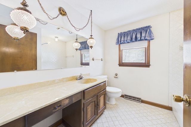 16 Sesame Dr, Chicopee, MA 01020