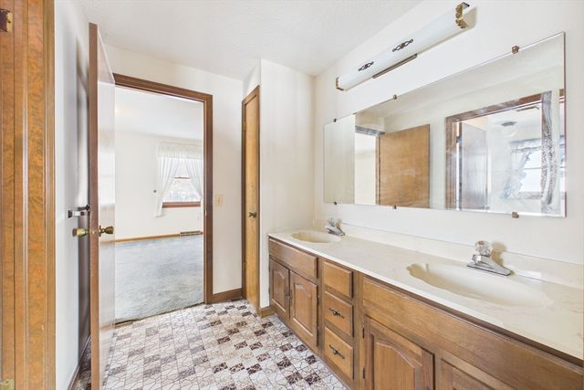 16 Sesame Dr, Chicopee, MA 01020