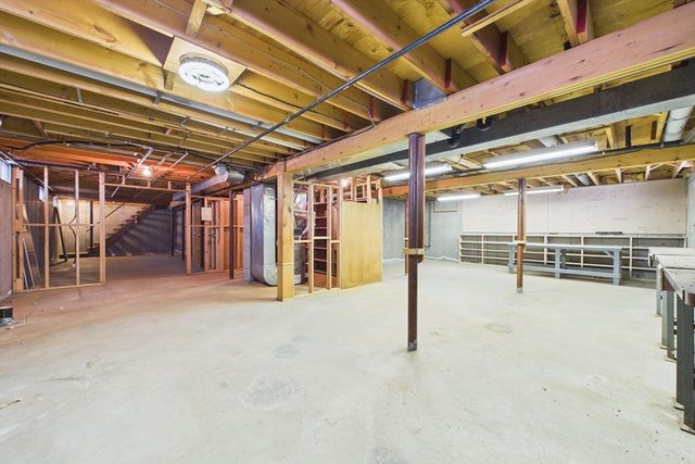 16 Sesame Dr, Chicopee, MA 01020