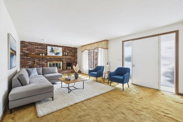 16 Sesame Dr, Chicopee, MA 01020