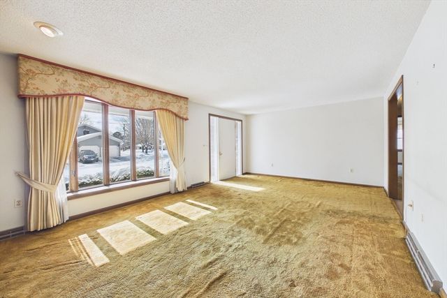 16 Sesame Dr, Chicopee, MA 01020