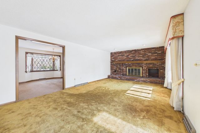 16 Sesame Dr, Chicopee, MA 01020