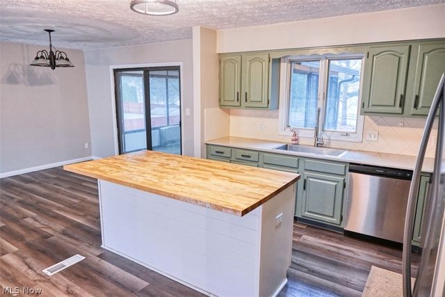 11371 Sagebrush Avenue NE, Uniontown, OH 44685