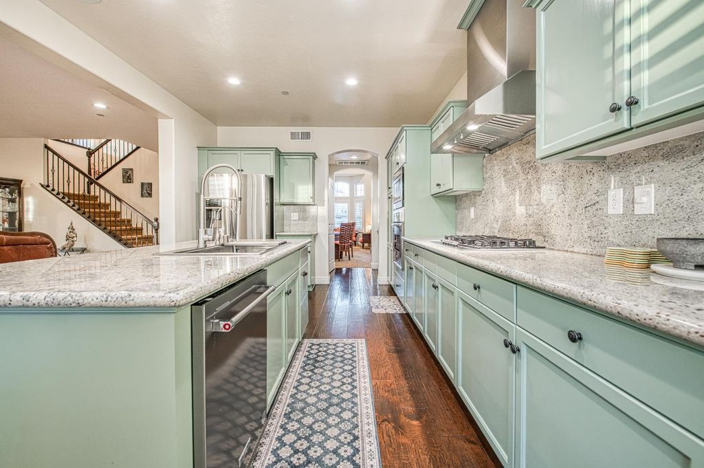 Image 18 of property listing at 10509 N Sierra Vista Avenue, Fresno, CA 93730