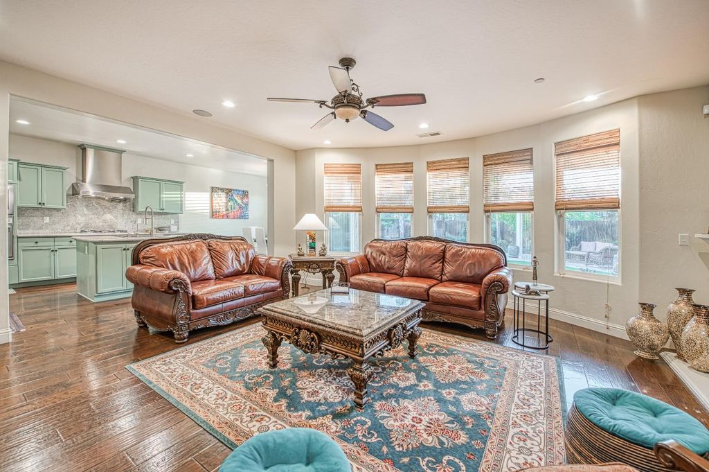 Image 28 of property listing at 10509 N Sierra Vista Avenue, Fresno, CA 93730