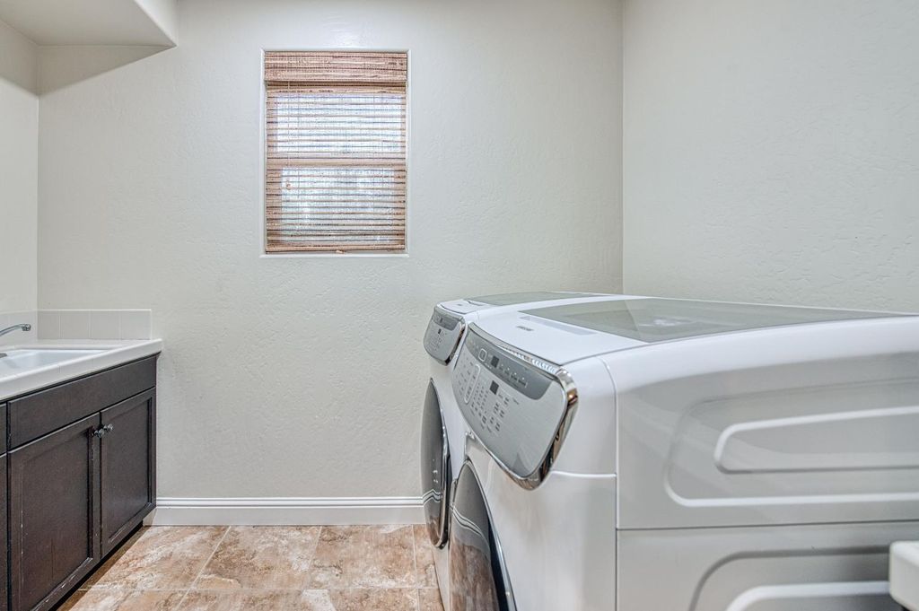 Image 32 of property listing at 10509 N Sierra Vista Avenue, Fresno, CA 93730