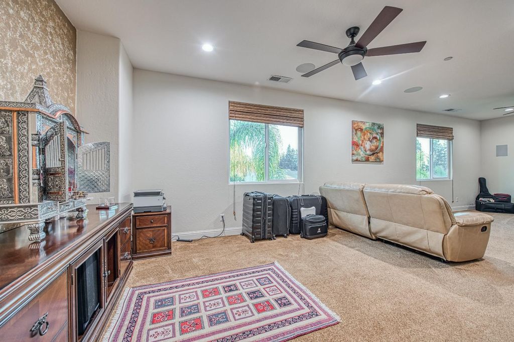 Image 39 of property listing at 10509 N Sierra Vista Avenue, Fresno, CA 93730