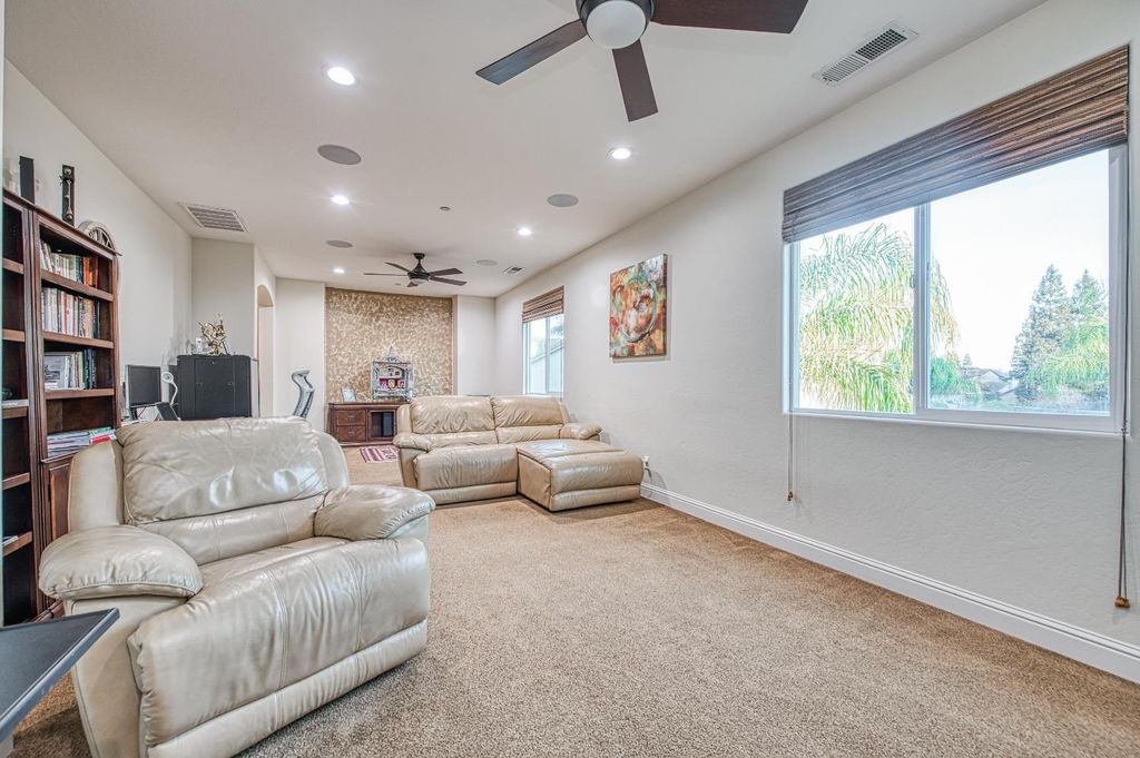 Image 41 of property listing at 10509 N Sierra Vista Avenue, Fresno, CA 93730