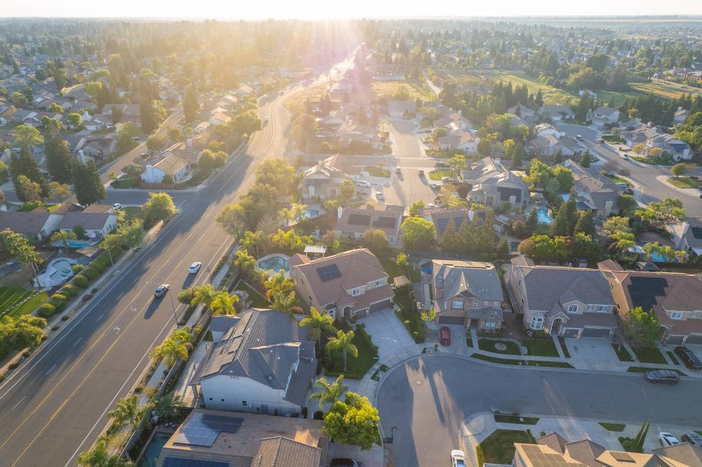 Image 64 of property listing at 10509 N Sierra Vista Avenue, Fresno, CA 93730