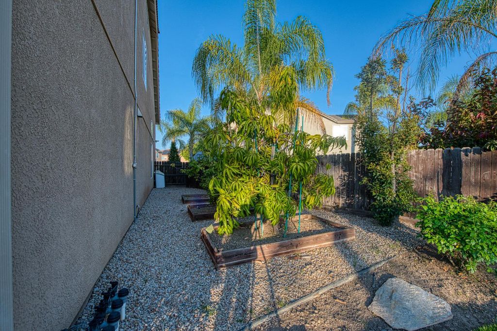 Image 70 of property listing at 10509 N Sierra Vista Avenue, Fresno, CA 93730