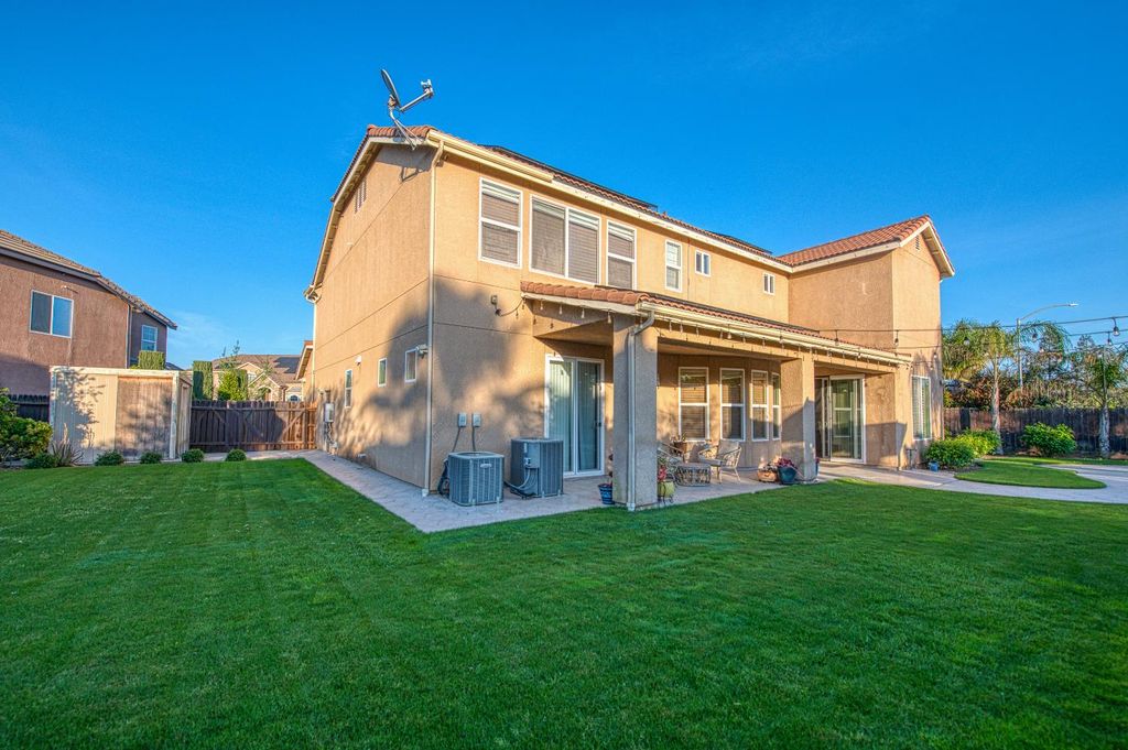 Image 76 of property listing at 10509 N Sierra Vista Avenue, Fresno, CA 93730