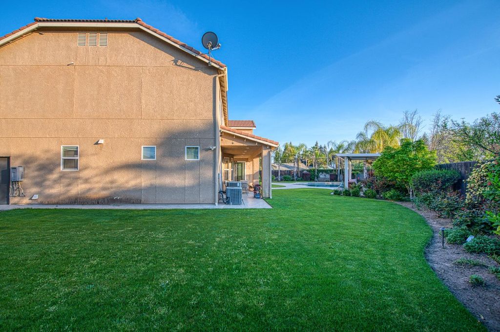 Image 77 of property listing at 10509 N Sierra Vista Avenue, Fresno, CA 93730