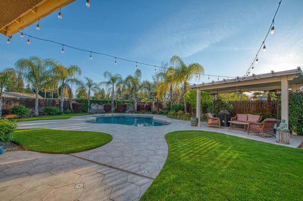 Image 79 of property listing at 10509 N Sierra Vista Avenue, Fresno, CA 93730