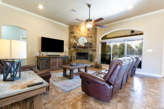 1640 CAMDEN LN, Pleasanton, TX 78064