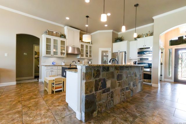 1640 CAMDEN LN, Pleasanton, TX 78064
