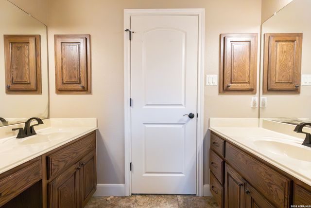 1640 CAMDEN LN, Pleasanton, TX 78064