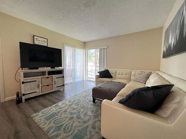 1807 Fairview Villas Drive 3, Palm Springs, FL 33406