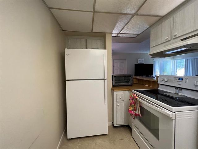 1807 Fairview Villas Drive 3, Palm Springs, FL 33406