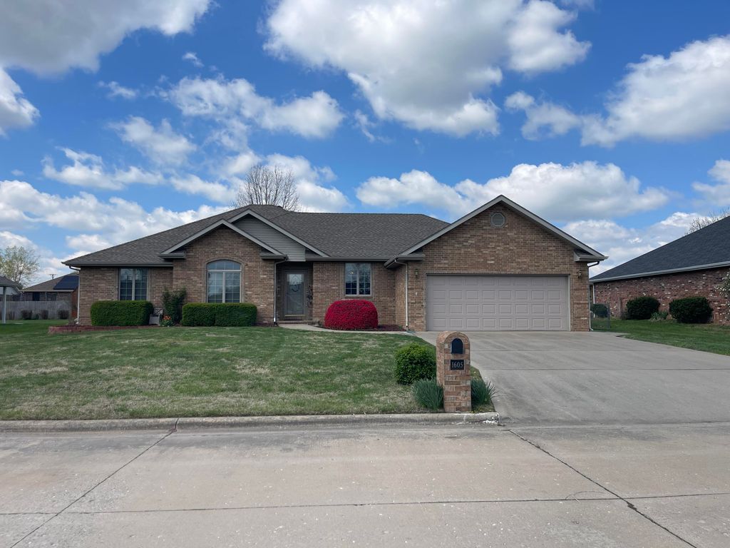 1605 South Meadow Lane, Bolivar, MO 65613